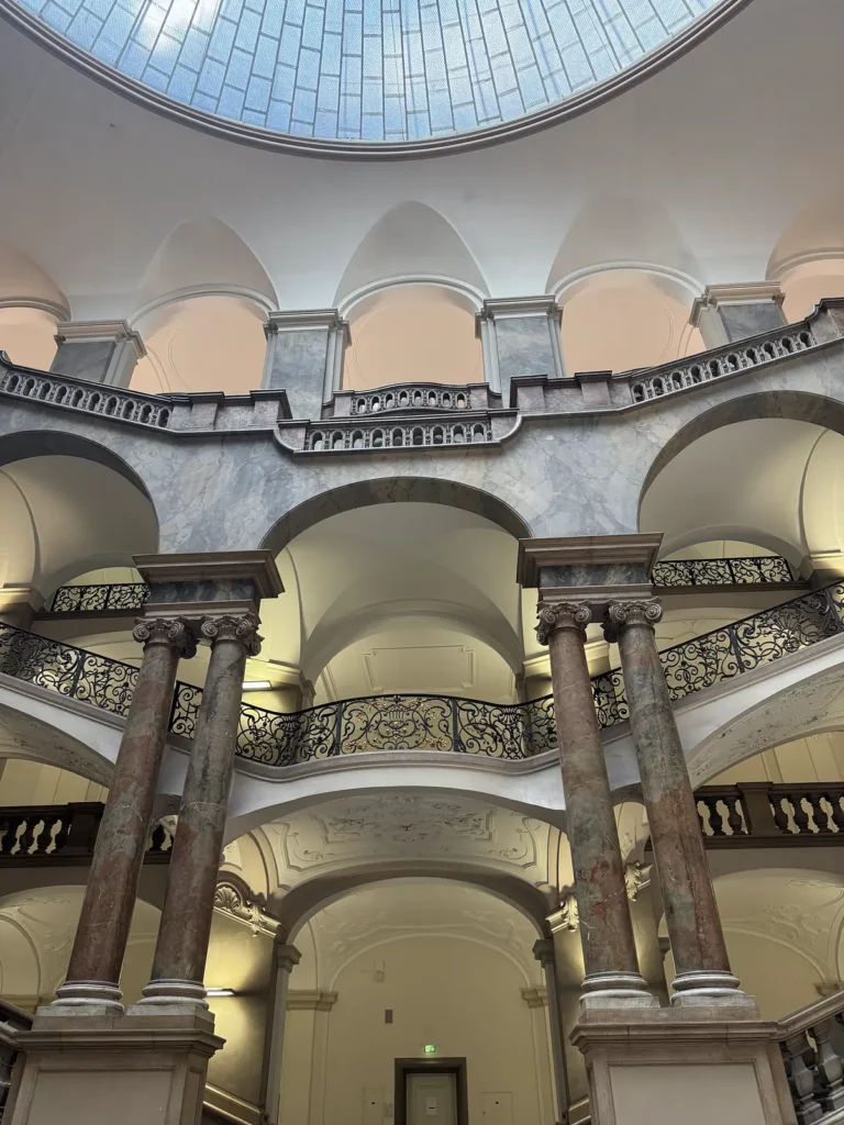 Justizpalast München: Säulen und Galerien der Treppenhalle unter der Glaskuppel