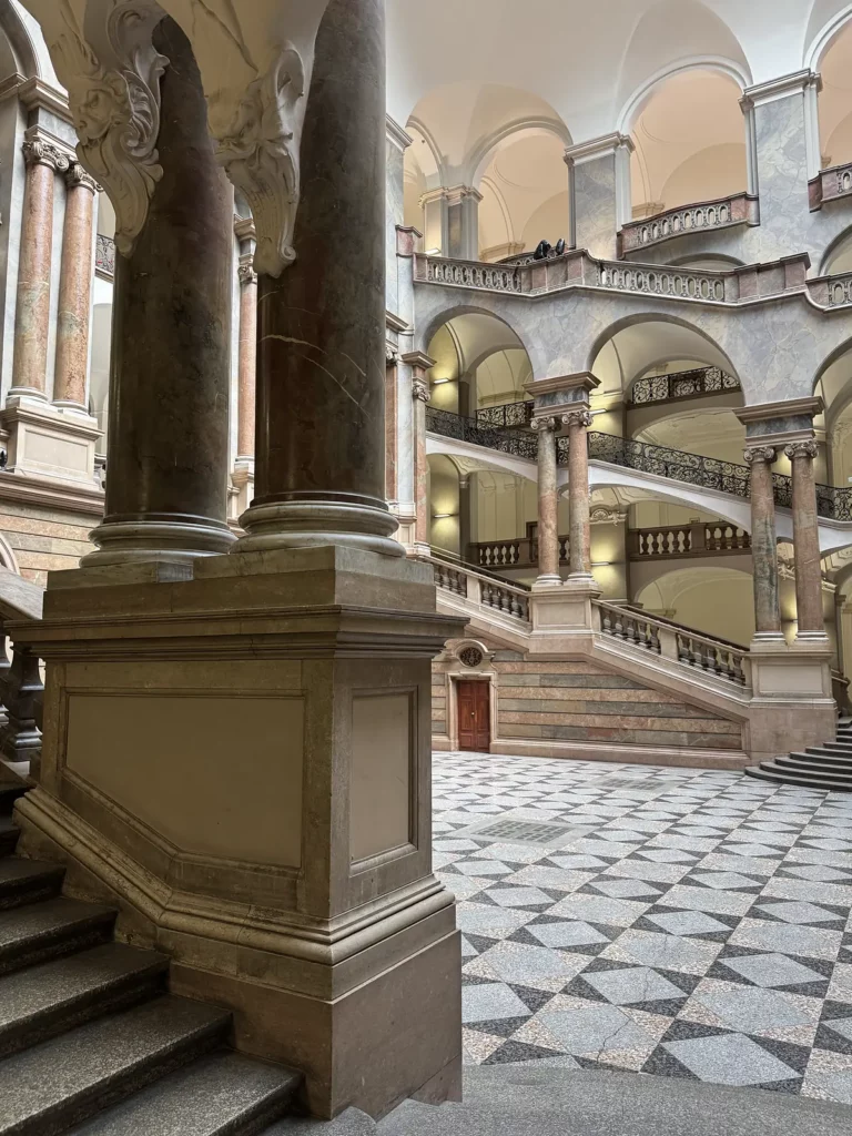 Justizpalast München: Säulen an einer Treppe, Blick in die Treppenhalle