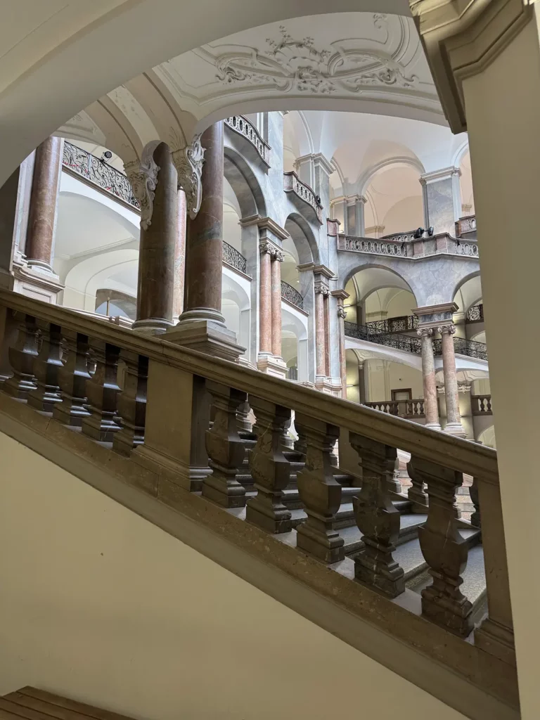 Justizpalast München: Blick über die Balustrade in die Treppenhalle