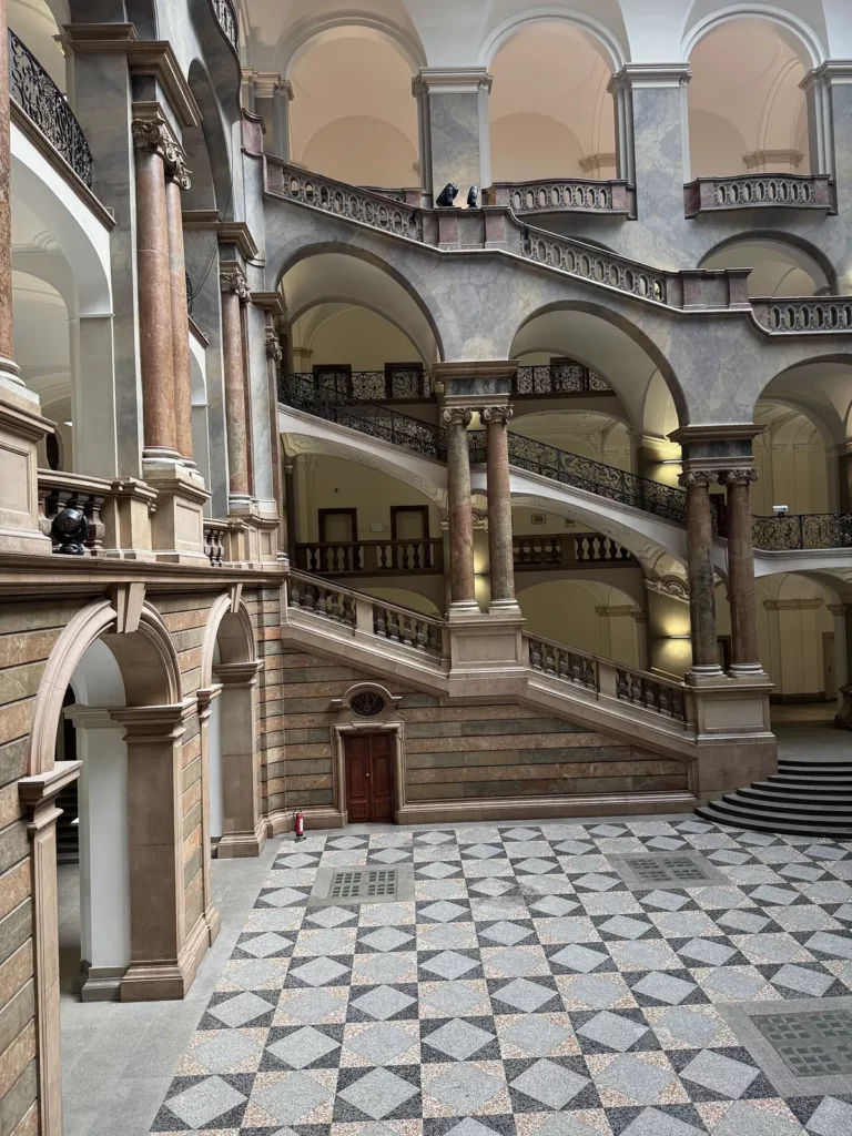 Justizpalast München: Blick in die Treppenhalle