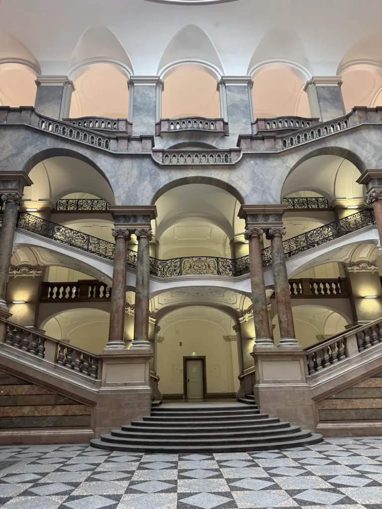 Justizpalast München: Doppeltreppe in der Treppenhalle