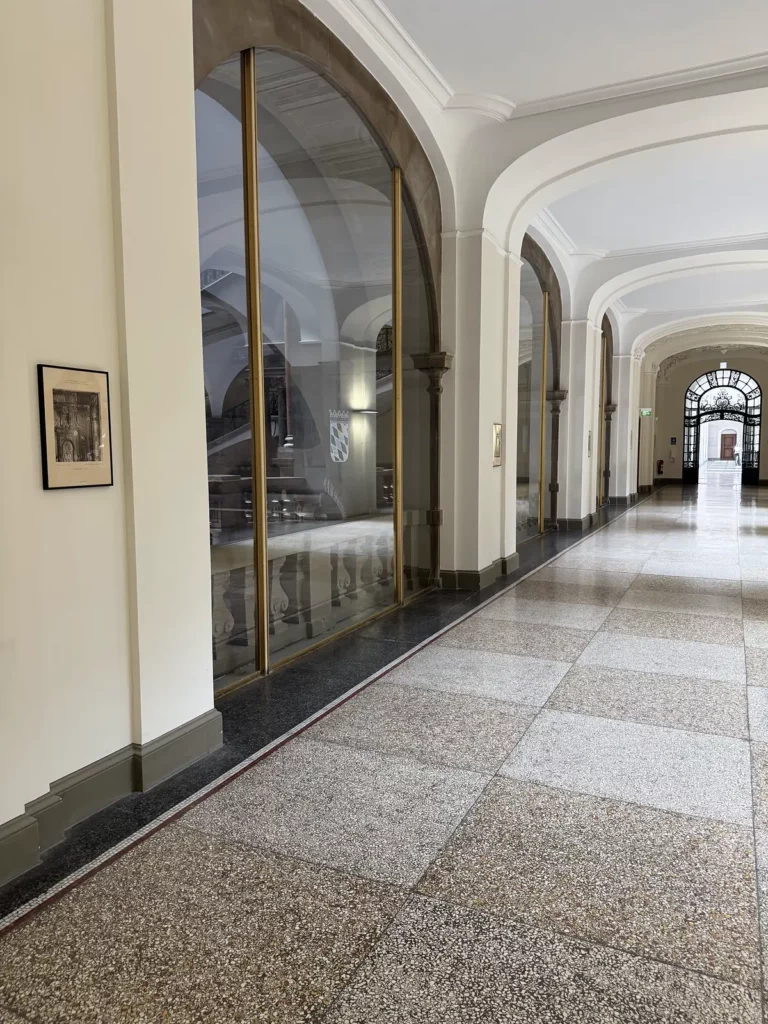 Justizpalast München: Flur mit Glasfront