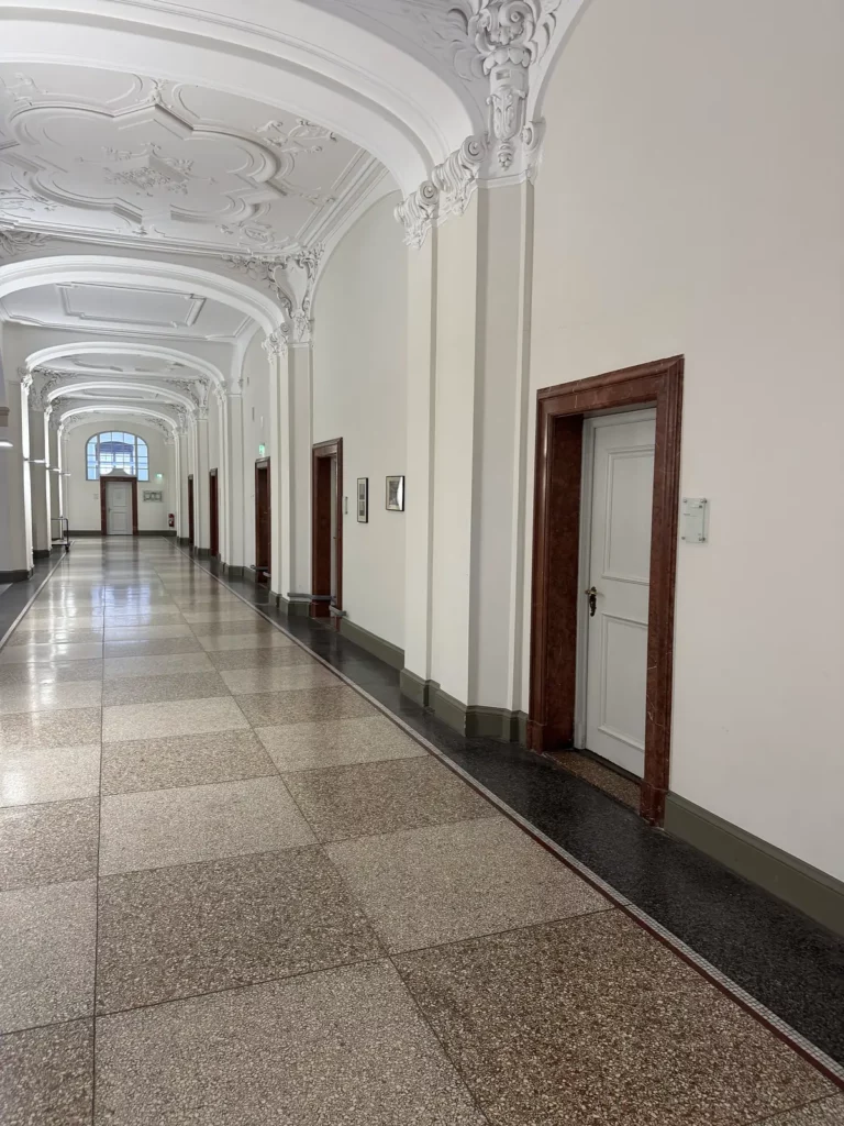 Justizpalast München: Flur mit Stuckdecke