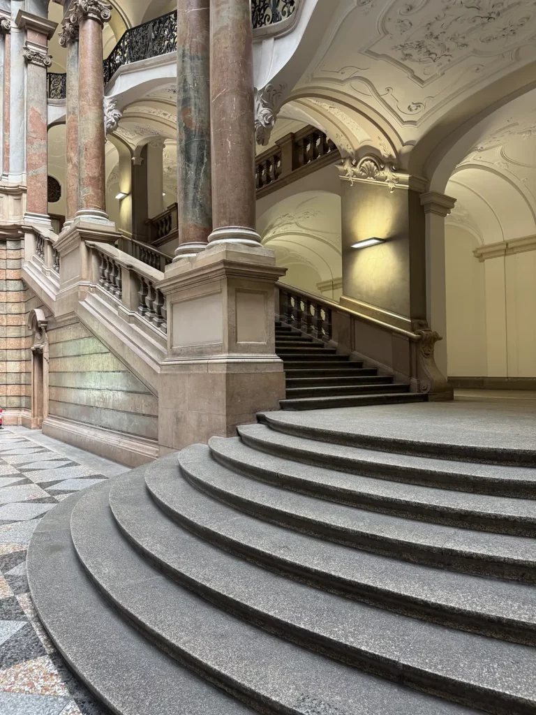 Justizpalast München: Geschwungene Treppenstufen