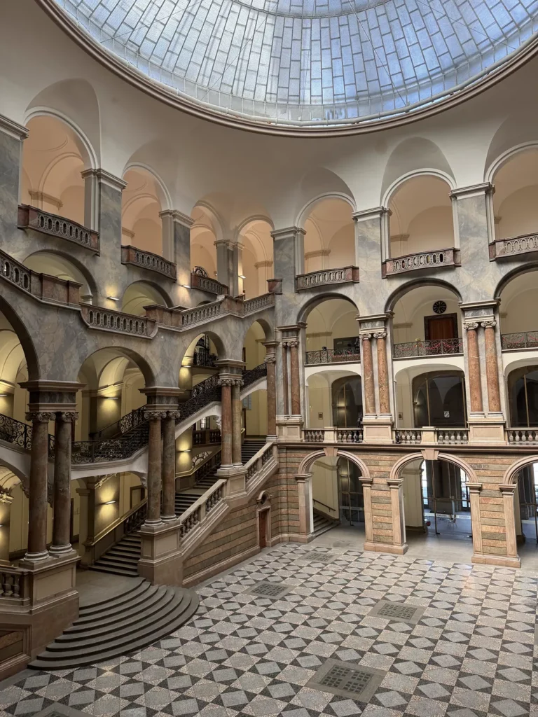 Justizpalast München: Treppenhalle unter der Glaskuppel