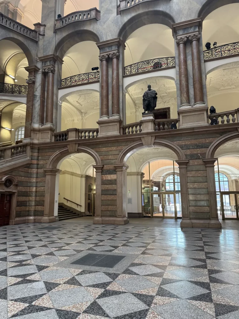 Justizpalast München: Halle mit Statue und Arkaden