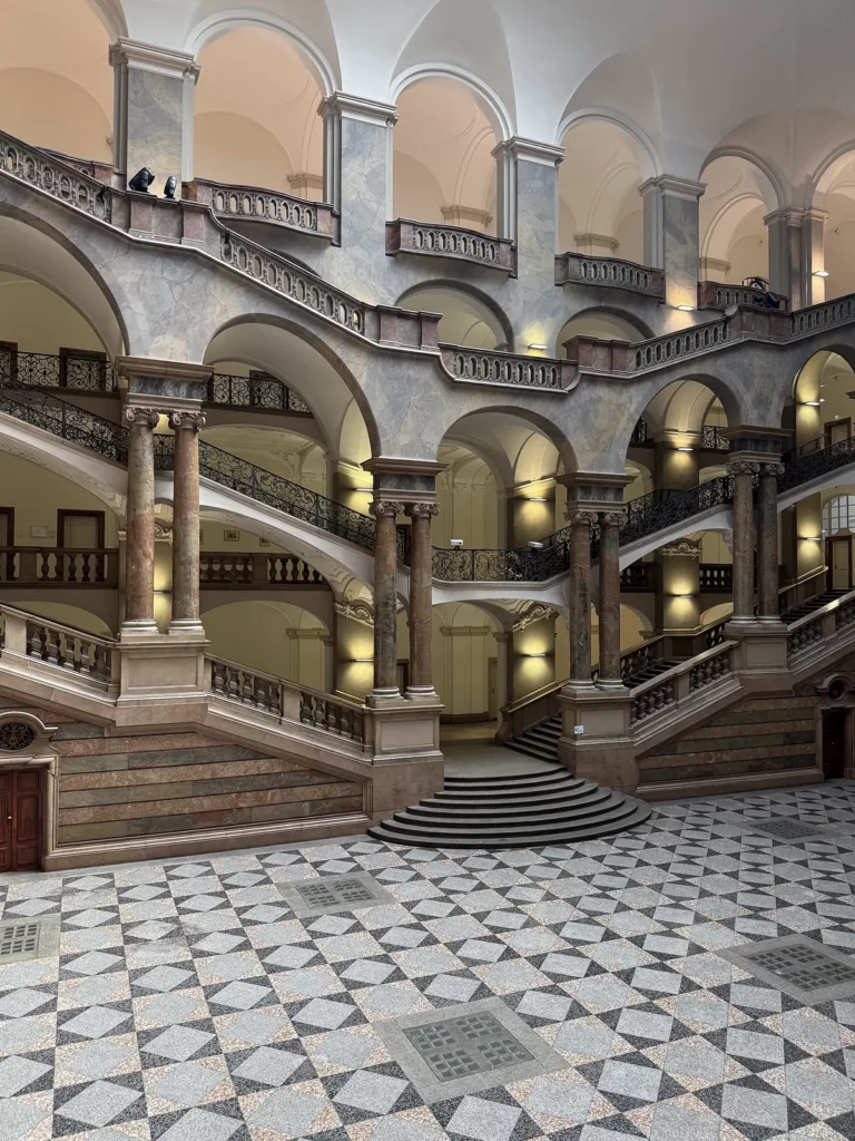 Justizpalast München: Treppenhalle mit beiden Treppen