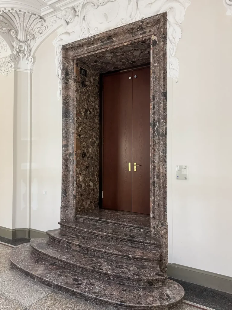 Justizpalast München: Portal mit Doppeltür