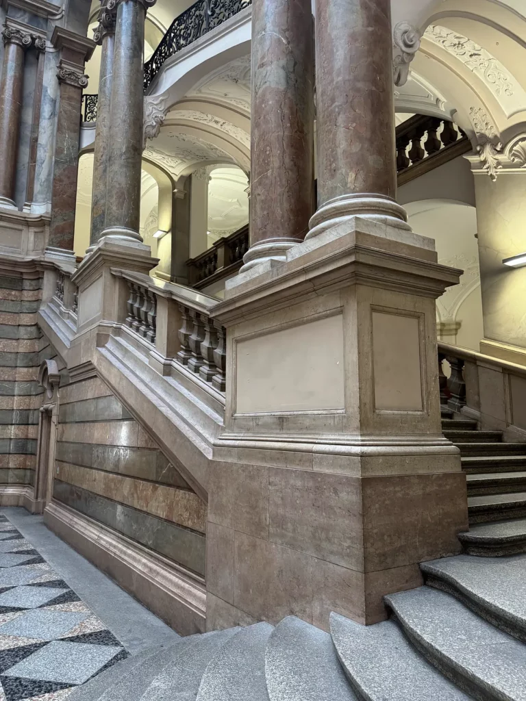 Justizpalast München: Säule am Treppenaufgang