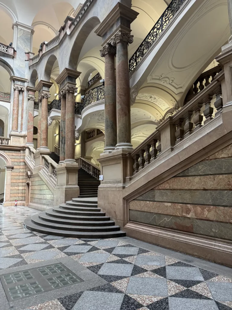 Justizpalast München: Säulen und Treppenaufgang in der Halle