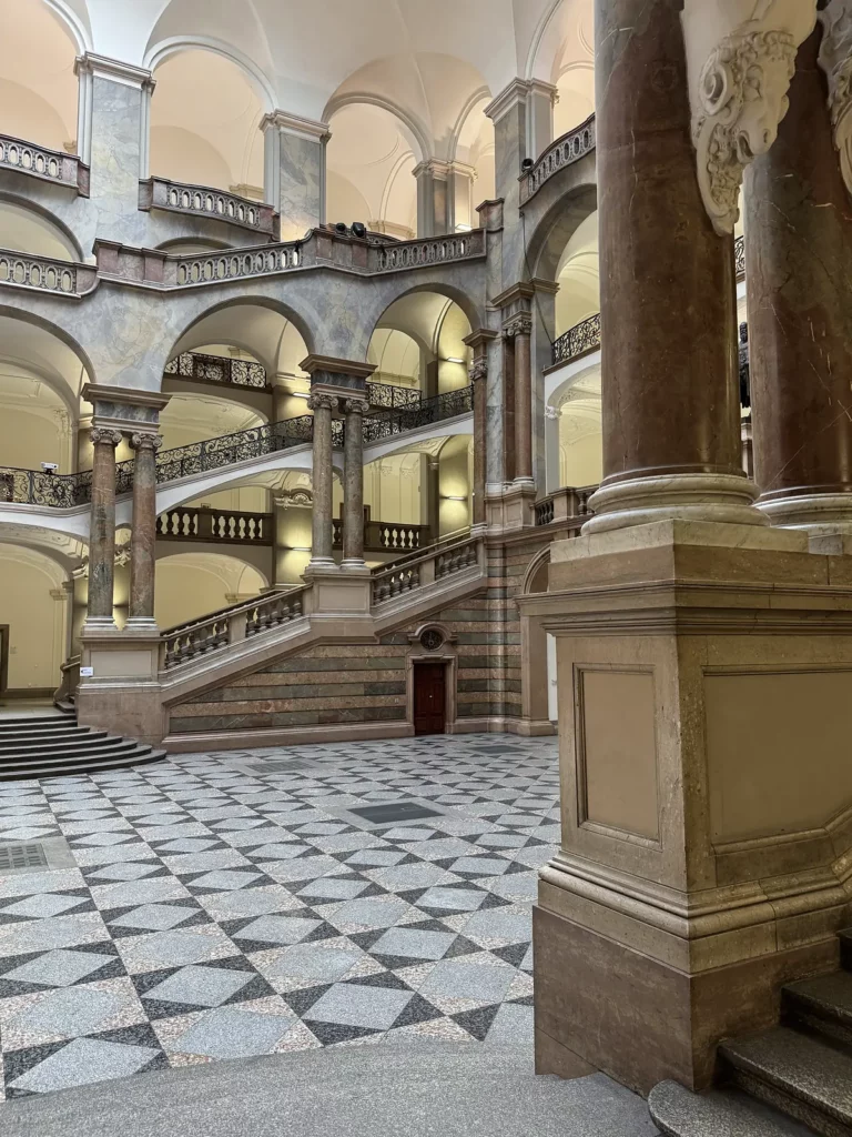 Justizpalast München: Säulen vor der Treppenhalle