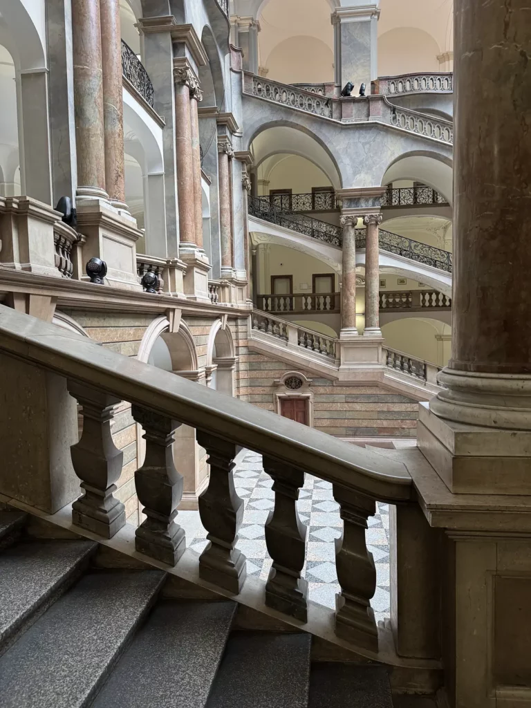 Justizpalast München: Treppenbalustrade, Blick in die Treppenhalle