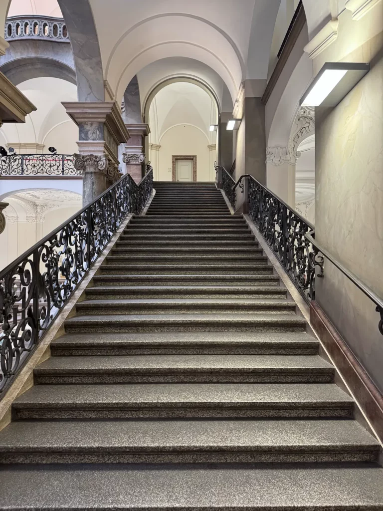 Justizpalast München: Treppe mit verziertem Metallgeländer