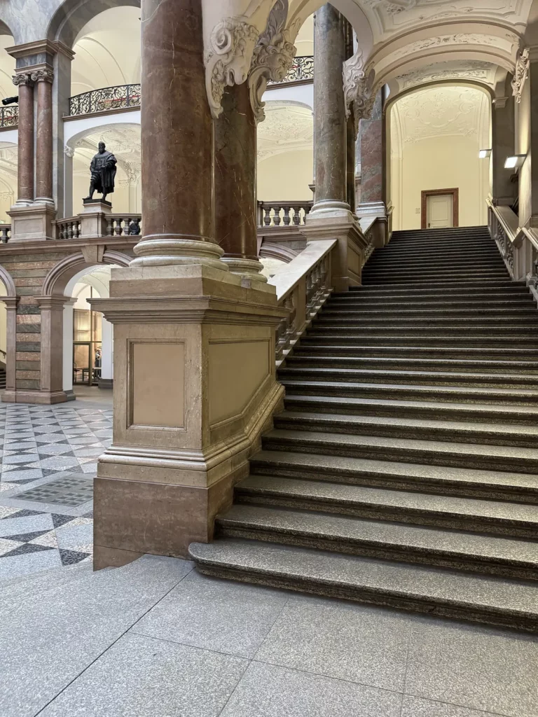 Justizpalast München: Treppe hinauf mit Statue
