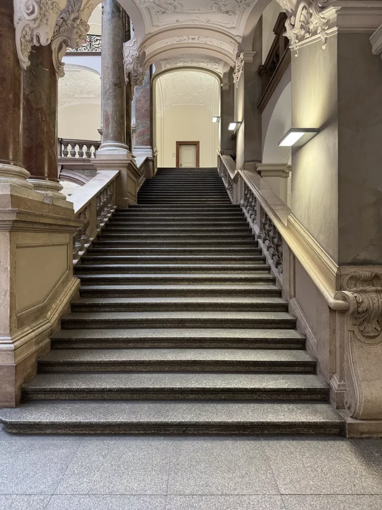 Justizpalast München: Treppenaufgang mit Balustrade