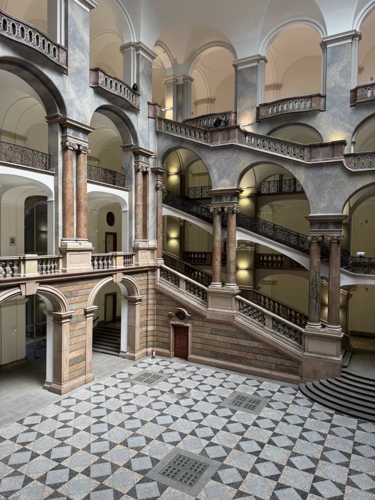 Justizpalast München: Treppenhalle mit Rautenboden